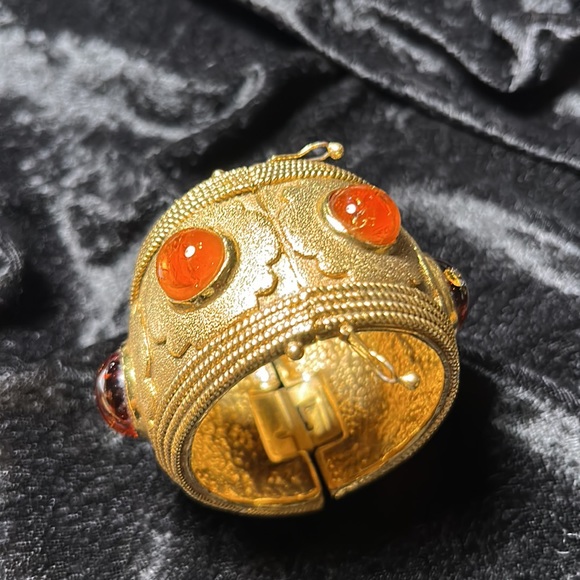 Vintage Chanel Gripoix cuff from season 25 1991 - Picture 5 of 11